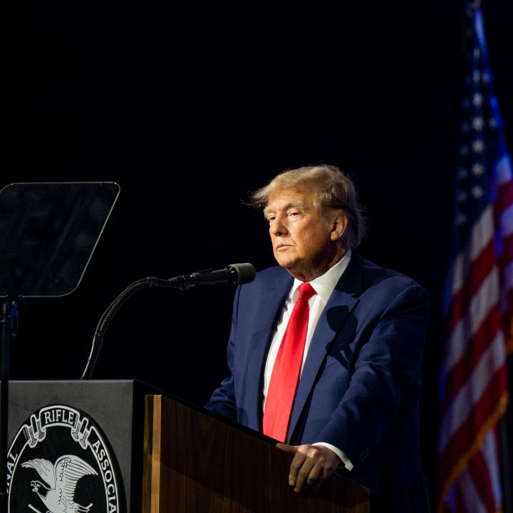 En convención de armas, Trump rinde tributo a víctimas de tiroteo en Texas