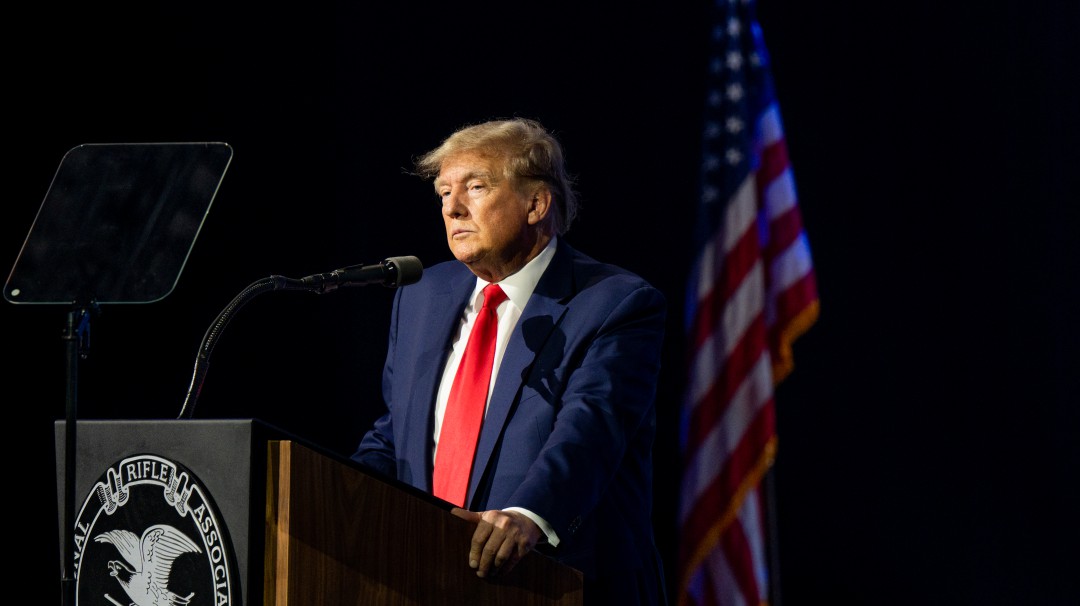 En convención de armas, Trump rinde tributo a víctimas de tiroteo en Texas
