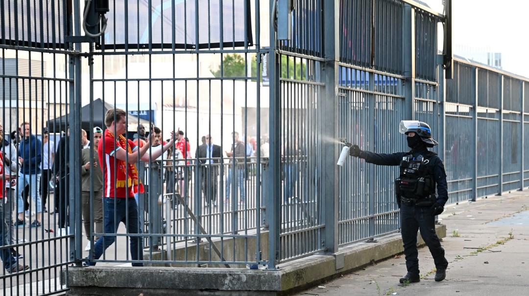VIDEO: Disturbios y peleas a las afueras del estadio en final de Champions