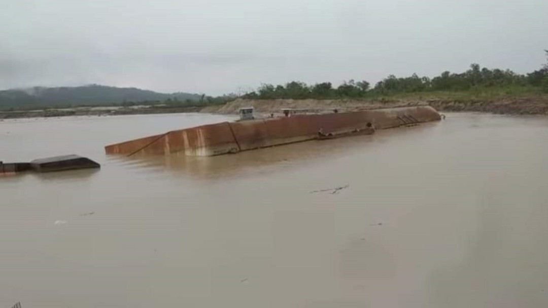 2 muertos y 4 desaparecidos deja accidente de draga en El Bagre