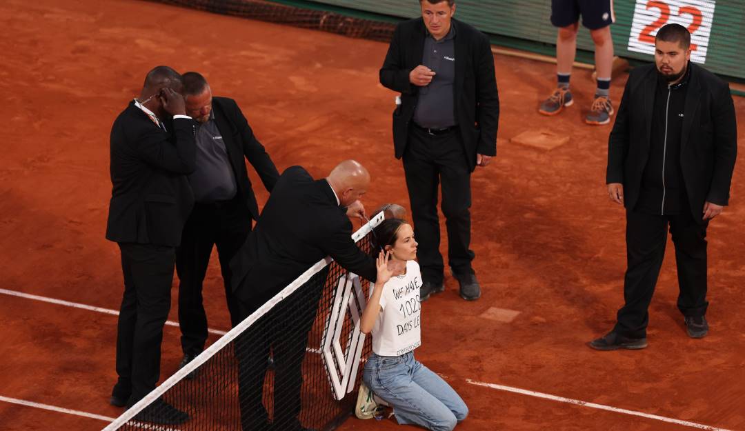 Interrupción de la segunda semifinal de Roland Garros. Foto: Getty Images. Interrupción de la segunda semifinal de Roland Garros. Foto: Getty Images.