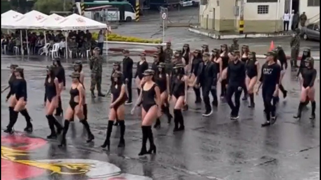 "Desfile de mujeres en traje de baño en el Batallón era actividad familiar"