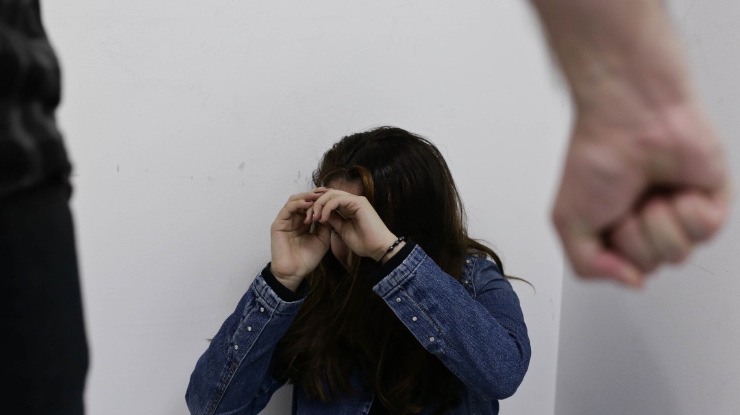 A prisión hombre que obligaba a una niña a hacer pornografía en Bogotá