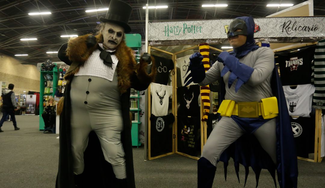 Cosplay de Batman y El Pinguino, personajes de la editorial DC Comics Cosplay de Batman y El Pinguino, personajes de la editorial DC Comics