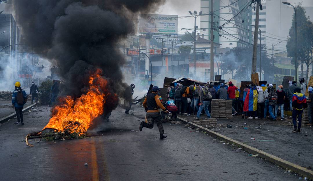 Disturbios durante las manifestaciones en Ecuador. Foto: Getty Disturbios durante las manifestaciones en Ecuador. Foto: Getty