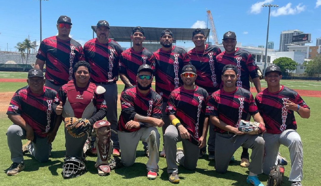 Falcao posa junto al equipo Vinotinto de Miami. Falcao posa junto al equipo Vinotinto de Miami.