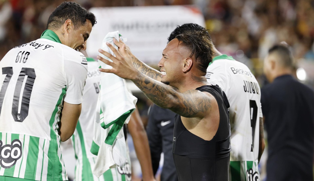 Giovanni Moreno festeja con Jarlan Barrera, autor del gol del título para Nacional. Giovanni Moreno festeja con Jarlan Barrera, autor del gol del título para Nacional.
