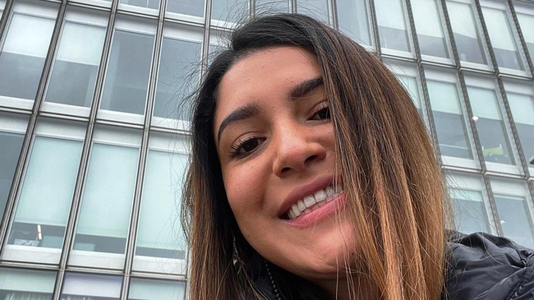 Cartagenera al frente de la consola de sonido de la BBC de Londres