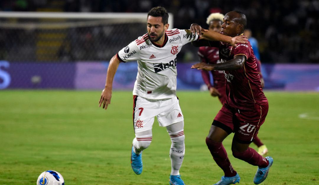 Éverton Ribeiro de Flamengo y Junior Hernández del Deportes Tolima Éverton Ribeiro de Flamengo y Junior Hernández del Deportes Tolima