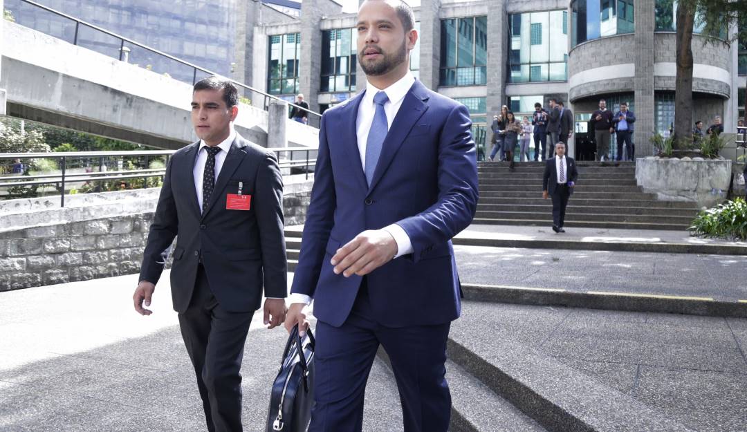 Abogado Diego Cadena, investigado por presunta compra de testigos Abogado Diego Cadena, investigado por presunta compra de testigos