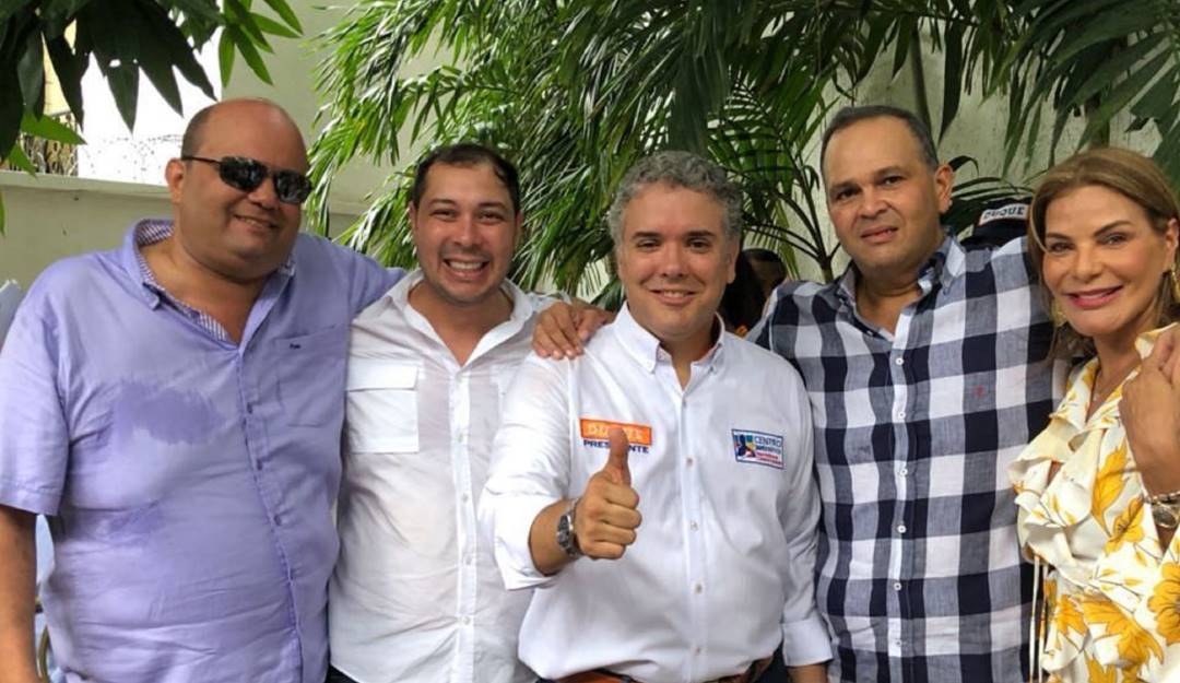 Iván Duque cuando estaba en campaña, acompañado del asesinado narco 'El Ñeñe Hernández' - FOTO COLPRENSA Iván Duque cuando estaba en campaña, acompañado del asesinado narco 'El Ñeñe Hernández' - FOTO COLPRENSA
