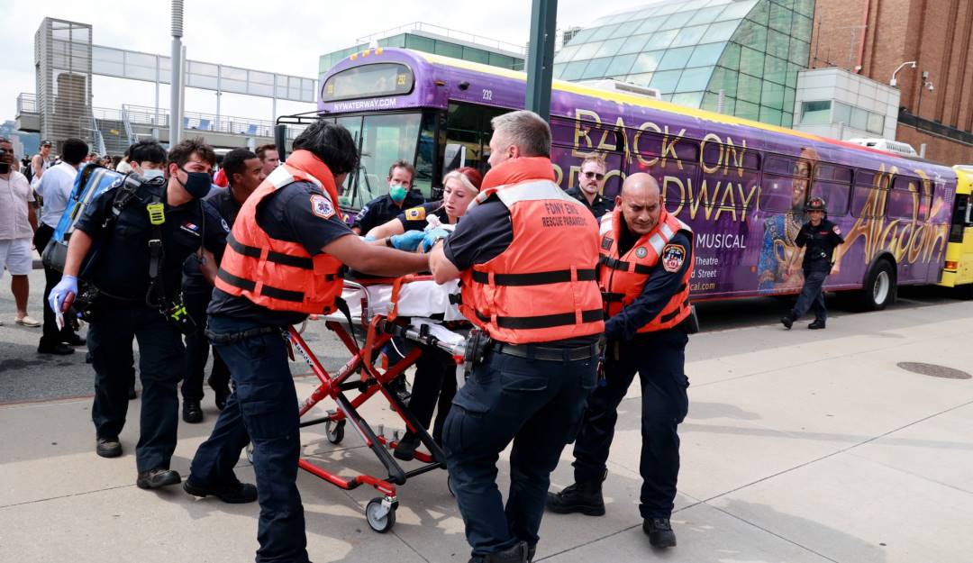 Rescate tras el accidente del bote en el río Hudson. Foto: Getty Rescate tras el accidente del bote en el río Hudson. Foto: Getty
