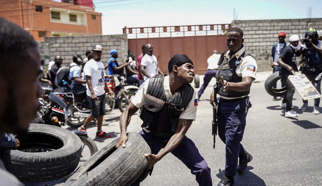 Bloqueos en Puerto Príncipe, Haití. Bloqueos en Puerto Príncipe, Haití.