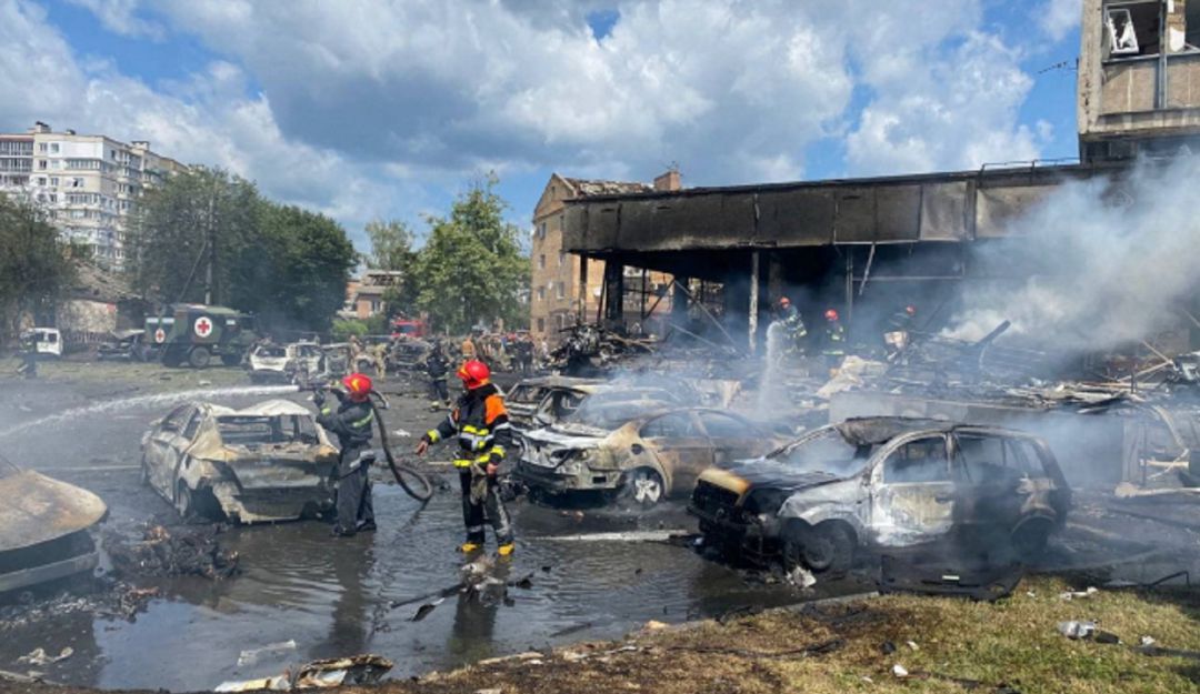 La guerra no cesa: Al menos 20 muertos por bombardeo en Vinnytsia, Ucrania La guerra no cesa: Al menos 20 muertos por bombardeo en Vinnytsia, Ucrania