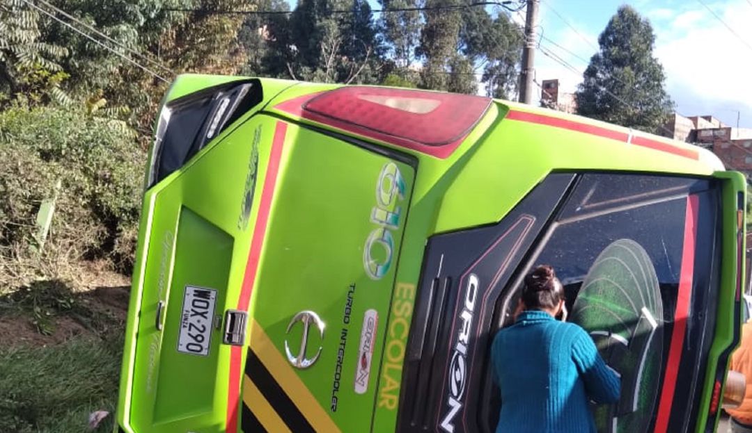 Volcamiento de una ruta escolar Volcamiento de una ruta escolar
