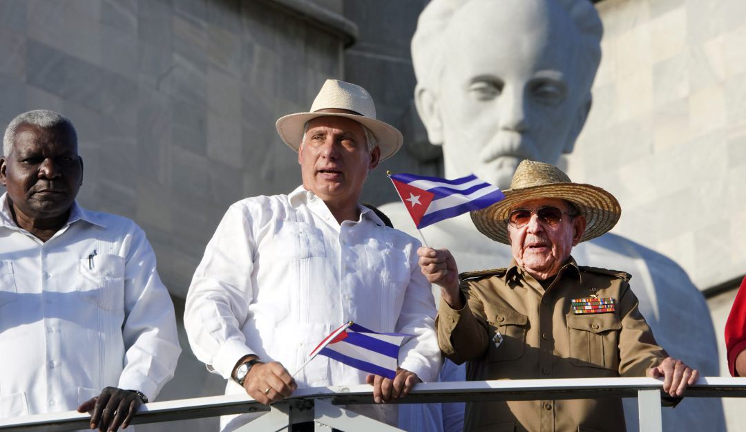Miguel Díaz-Canel junto a Raúl Castro. Miguel Díaz-Canel junto a Raúl Castro.