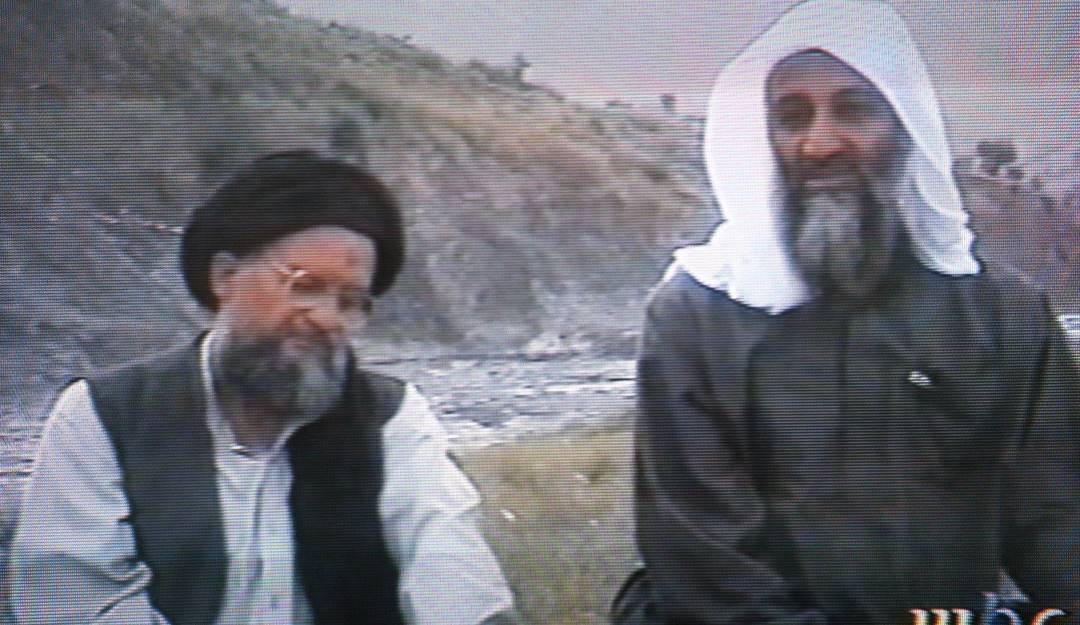Ayman al Zawahri junto a Osama bin Laden en 2002. Foto: Getty Ayman al Zawahri junto a Osama bin Laden en 2002. Foto: Getty