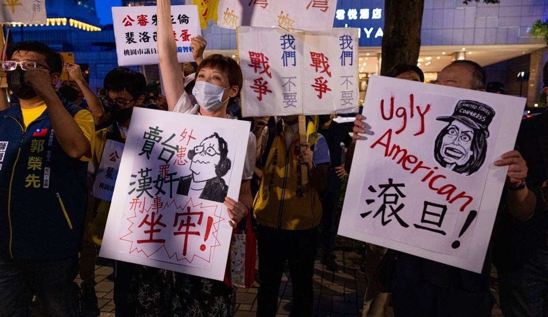 Protestas en el aeropuerto de Taiwán exigiendo que la presidenta de la Cámara baja de EE.UU. deje el territorio. Foto: Getty Protestas en el aeropuerto de Taiwán exigiendo que la presidenta de la Cámara baja de EE.UU. deje el territorio. Foto: Getty