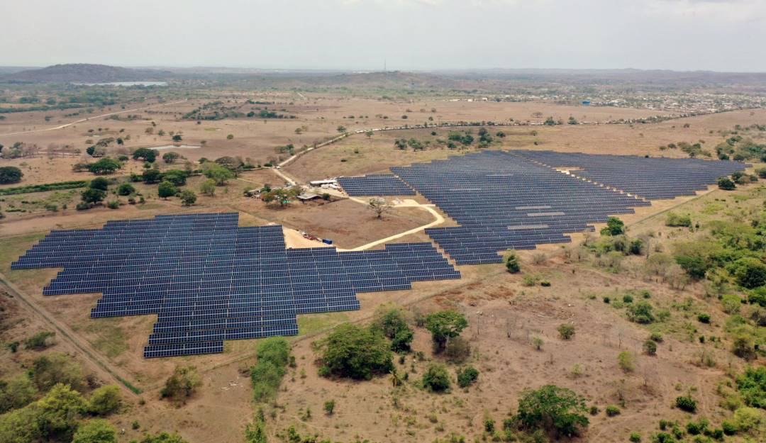Planta de energía solar en cercanías de Cartagena (Colombia). Foto: Getty Planta de energía solar en cercanías de Cartagena (Colombia). Foto: Getty