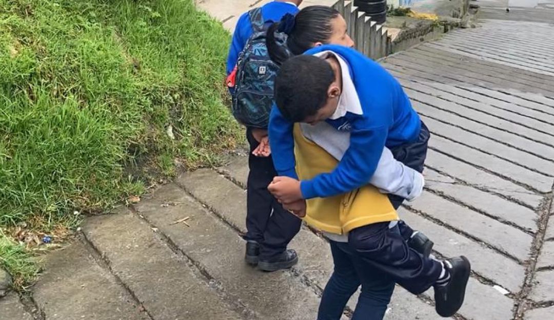 Olga Lucía llevando a su hijo de 13 años por las empinadas calles de Chapinero Olga Lucía llevando a su hijo de 13 años por las empinadas calles de Chapinero