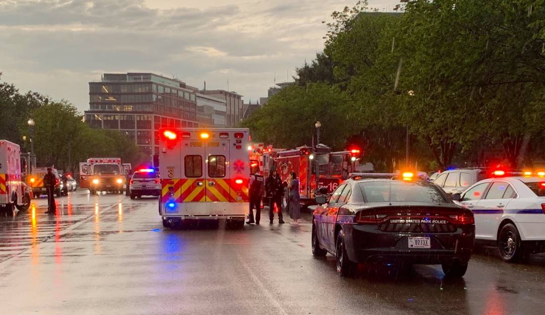 Dos personas fallecieron tras recibir un rayo frente a la Casa Blanca. Foto: @dcfireems Dos personas fallecieron tras recibir un rayo frente a la Casa Blanca. Foto: @dcfireems