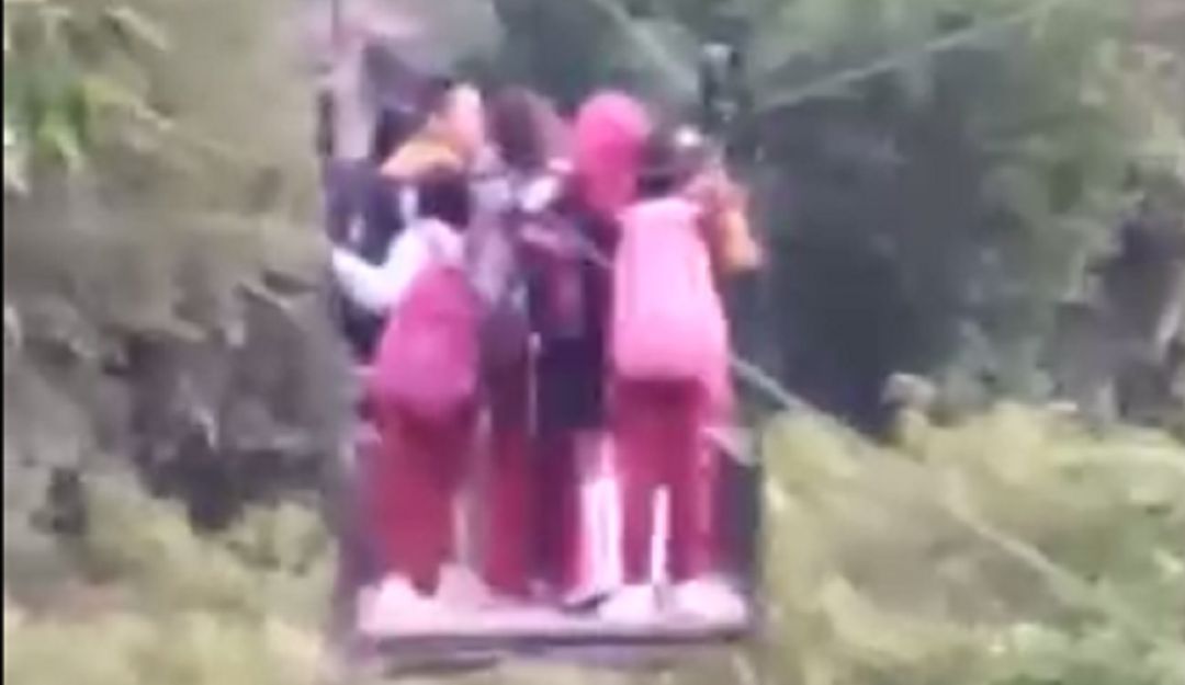 El puente que se situaba en el lugar fue demolido porque ahí se iba a construir uno nuevo. El puente que se situaba en el lugar fue demolido porque ahí se iba a construir uno nuevo.