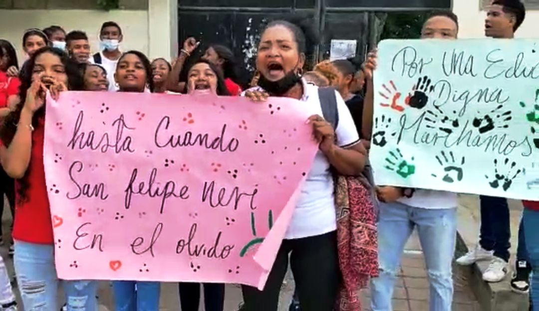 Estudiantes de la institución educativa San Felipe Neri en el sur de Cartagena salieron a protestar ante la cantidad de aplazamientos de las obras Estudiantes de la institución educativa San Felipe Neri en el sur de Cartagena salieron a protestar ante la cantidad de aplazamientos de las obras
