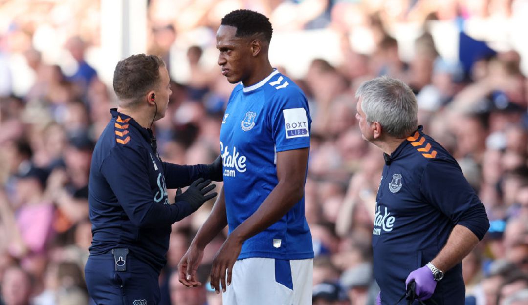 Yerry Mina salió lesionado con el Everton Yerry Mina salió lesionado con el Everton