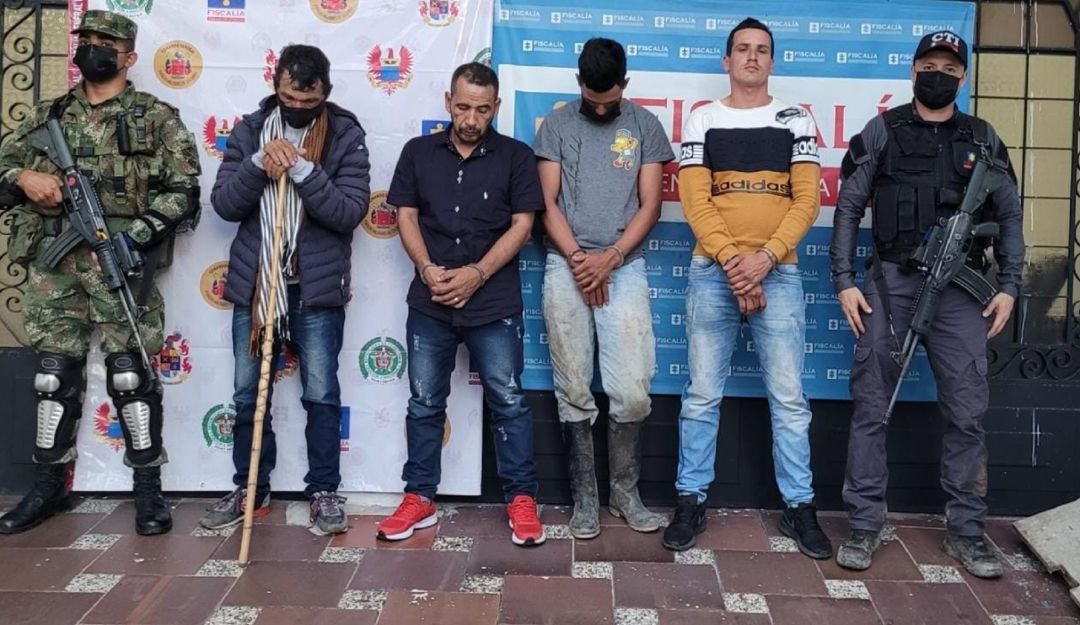 Los hombres habrían participado en homicidio múltiple en el municipio de Algeciras y tres lideres sociales en el año 2020. Los hombres habrían participado en homicidio múltiple en el municipio de Algeciras y tres lideres sociales en el año 2020.
