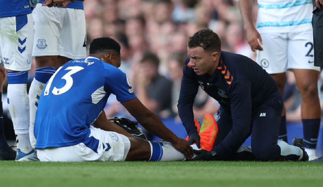 Momento de atención médica a Yerry Mina en juego ante Chelsea Momento de atención médica a Yerry Mina en juego ante Chelsea