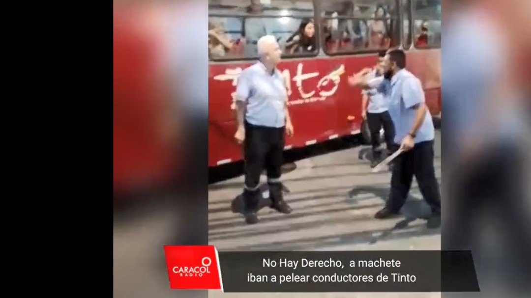 En Armenia dos conductores de bus se intentaron agredir a machete