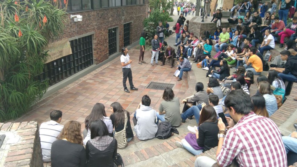 El Movimiento E-24 es un grupo de ciudadanos indignados que, según sus voceros, nació de forma espontánea durante una manifestación el pasado 24 de enero. El Movimiento E-24 es un grupo de ciudadanos indignados que, según sus voceros, nació de forma espontánea durante una manifestación el pasado 24 de enero.