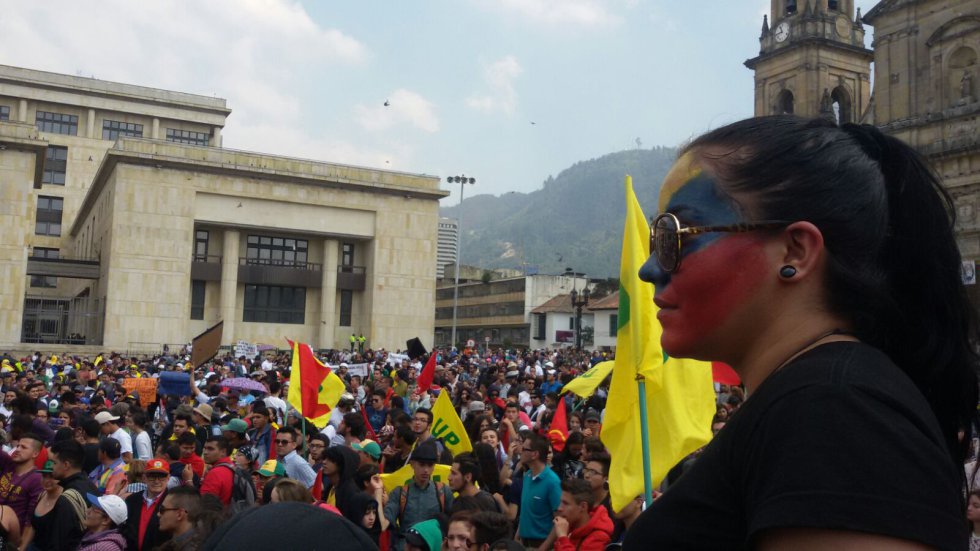 El Movimiento E-24 es un grupo de ciudadanos indignados que, según sus voceros, nació de forma espontánea durante una manifestación el pasado 24 de enero. El Movimiento E-24 es un grupo de ciudadanos indignados que, según sus voceros, nació de forma espontánea durante una manifestación el pasado 24 de enero.