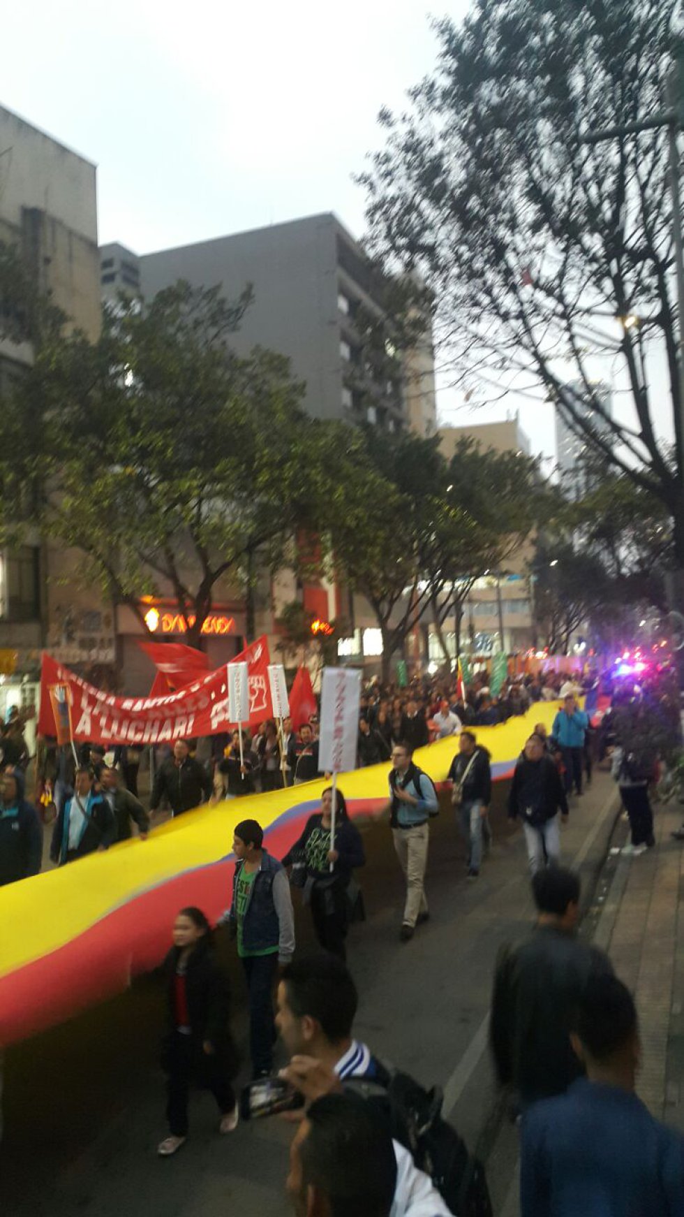 El Movimiento E-24 es un grupo de ciudadanos indignados que, según sus voceros, nació de forma espontánea durante una manifestación el pasado 24 de enero. El Movimiento E-24 es un grupo de ciudadanos indignados que, según sus voceros, nació de forma espontánea durante una manifestación el pasado 24 de enero.