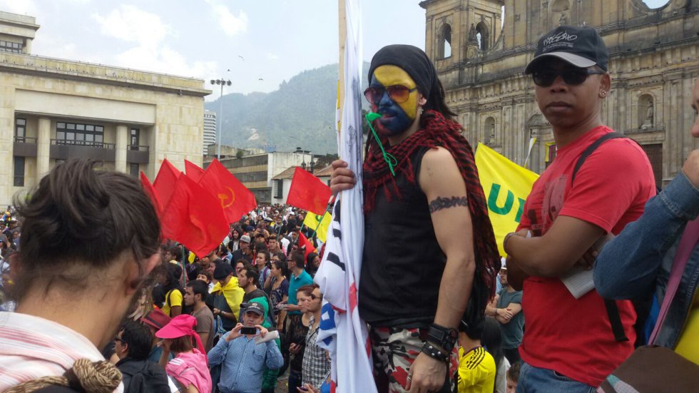 El Movimiento E-24 es un grupo de ciudadanos indignados que, según sus voceros, nació de forma espontánea durante una manifestación el pasado 24 de enero. El Movimiento E-24 es un grupo de ciudadanos indignados que, según sus voceros, nació de forma espontánea durante una manifestación el pasado 24 de enero.