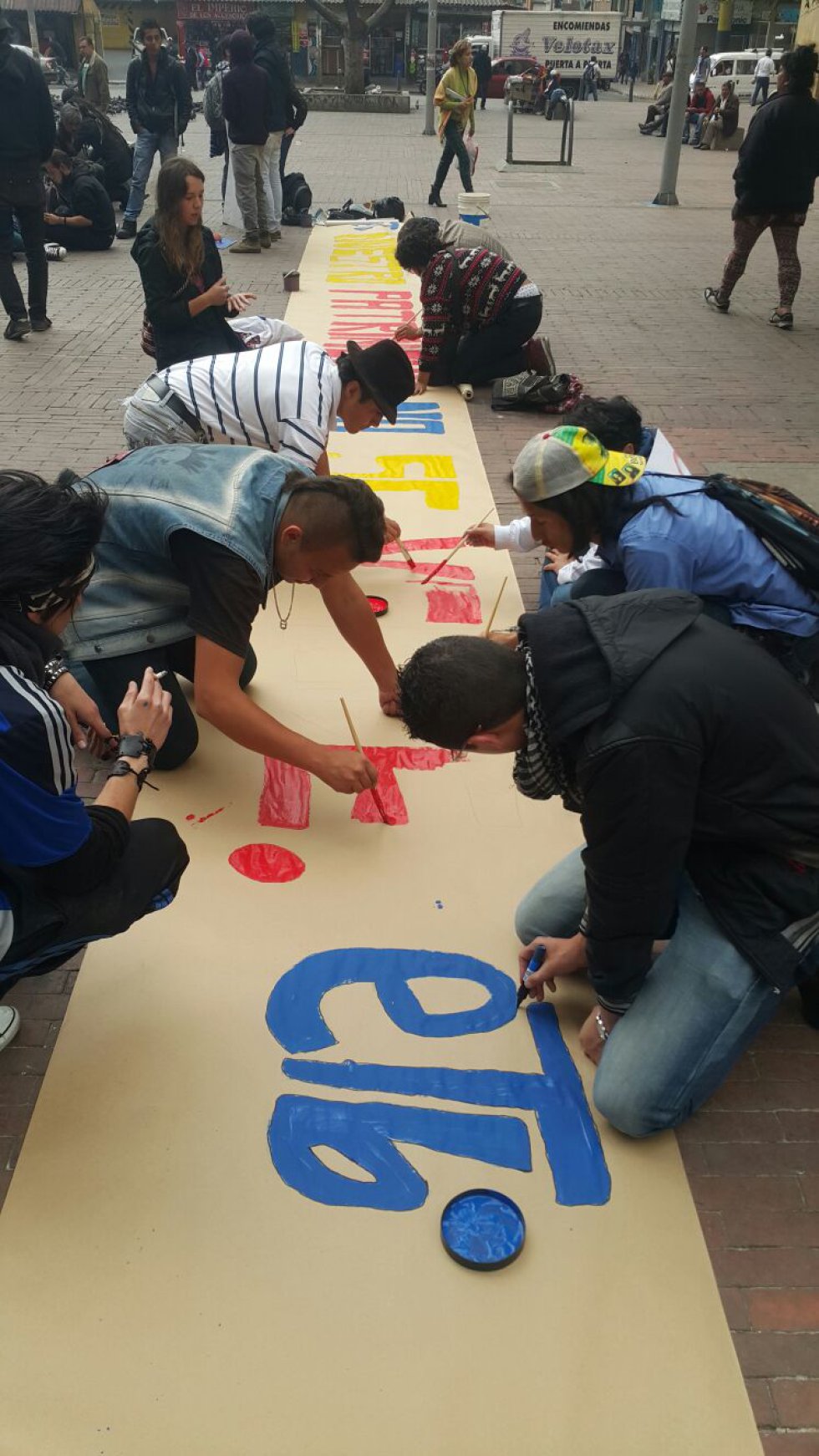 El Movimiento E-24 es un grupo de ciudadanos indignados que, según sus voceros, nació de forma espontánea durante una manifestación el pasado 24 de enero. El Movimiento E-24 es un grupo de ciudadanos indignados que, según sus voceros, nació de forma espontánea durante una manifestación el pasado 24 de enero.