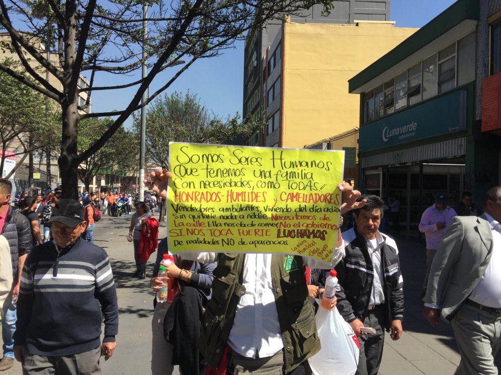 El Movimiento E-24 es un grupo de ciudadanos indignados que, según sus voceros, nació de forma espontánea durante una manifestación el pasado 24 de enero. El Movimiento E-24 es un grupo de ciudadanos indignados que, según sus voceros, nació de forma espontánea durante una manifestación el pasado 24 de enero.