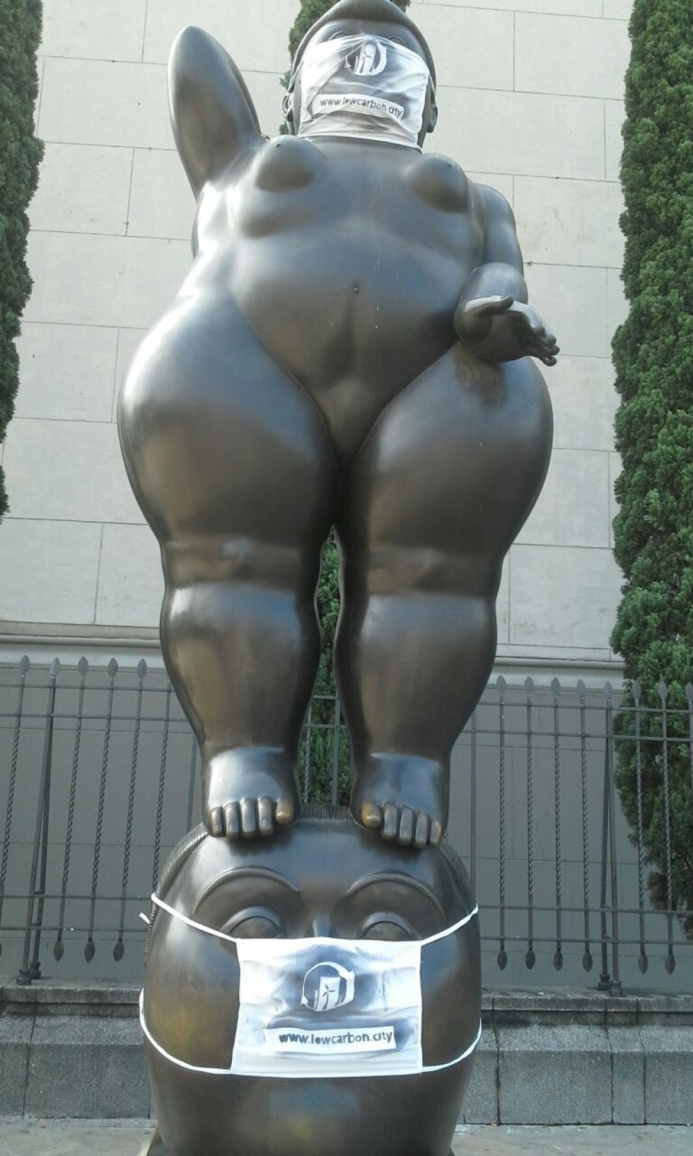 Movimiento ambientalista pone tapabocas a las esculturas de Botero en Medellín