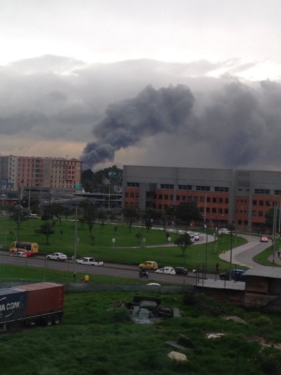 La nube de humo cubrió buena parte de la zona La nube de humo cubrió buena parte de la zona