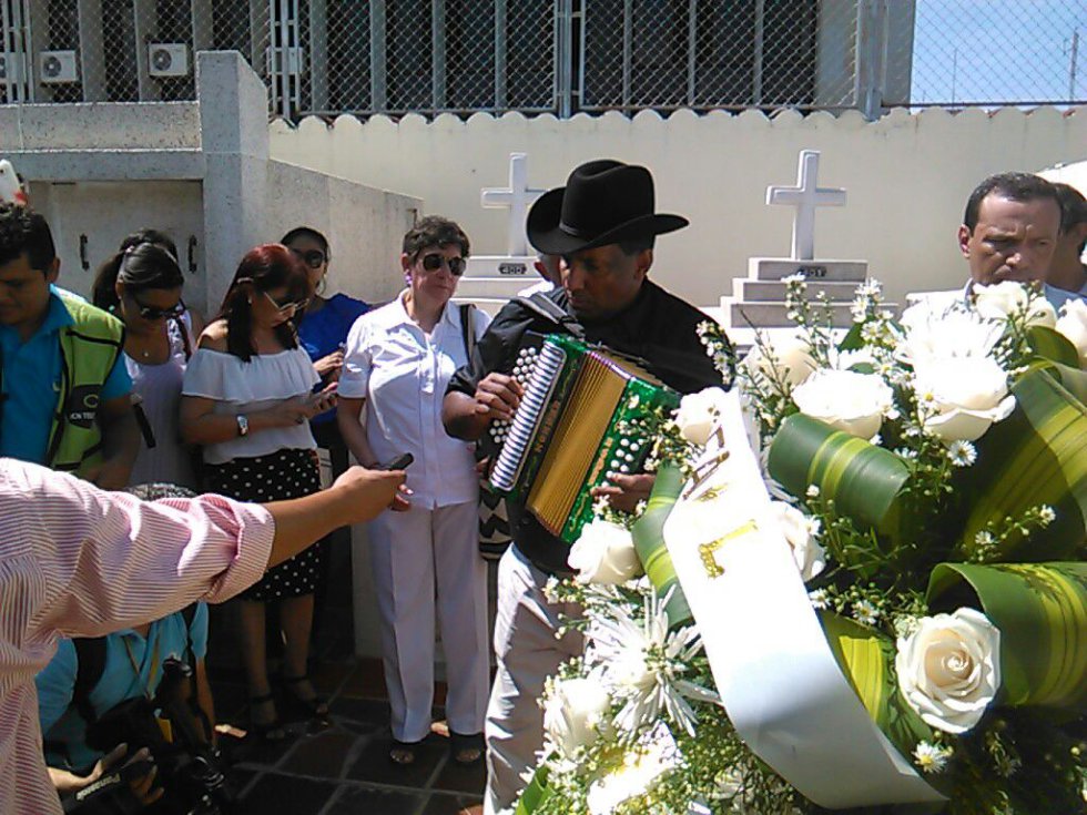 Durante la ofrenda floral en el cementerio central de Valledupar en la tumba de Escalona, el alcalde Augusto Ramírez Uhía, dijo que “la casa en el aire será una realidad. Estamos estudiando dónde se construiría, el lugar donde sería de mayor impacto, si en el cerro de la DPA al norte de la ciudad o en la Plaza de Patillal donde nació el maestro”. Durante la ofrenda floral en el cementerio central de Valledupar en la tumba de Escalona, el alcalde Augusto Ramírez Uhía, dijo que “la casa en el aire será una realidad. Estamos estudiando dónde se construiría, el lugar donde sería de mayor impacto, si en el cerro de la DPA al norte de la ciudad o en la Plaza de Patillal donde nació el maestro”.
