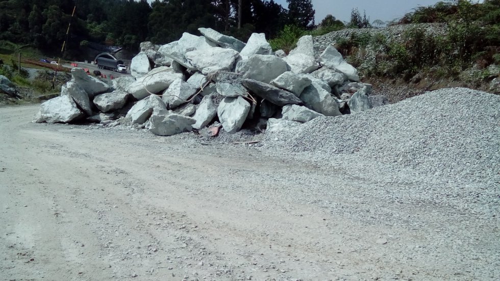 Piedras y sedimientos que salen del túnel de la Línea Piedras y sedimientos que salen del túnel de la Línea
