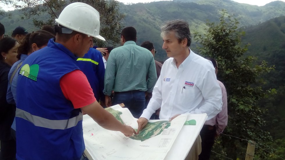 El Director del Invías, Carlos Alberto García Montes revisa planos de las obras del Túnel de la Línea El Director del Invías, Carlos Alberto García Montes revisa planos de las obras del Túnel de la Línea