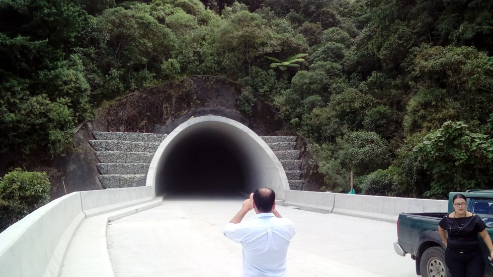 Túnel Las Américas uno de los 27 túneles en el cruce de la cordillera central. Túnel Las Américas uno de los 27 túneles en el cruce de la cordillera central.