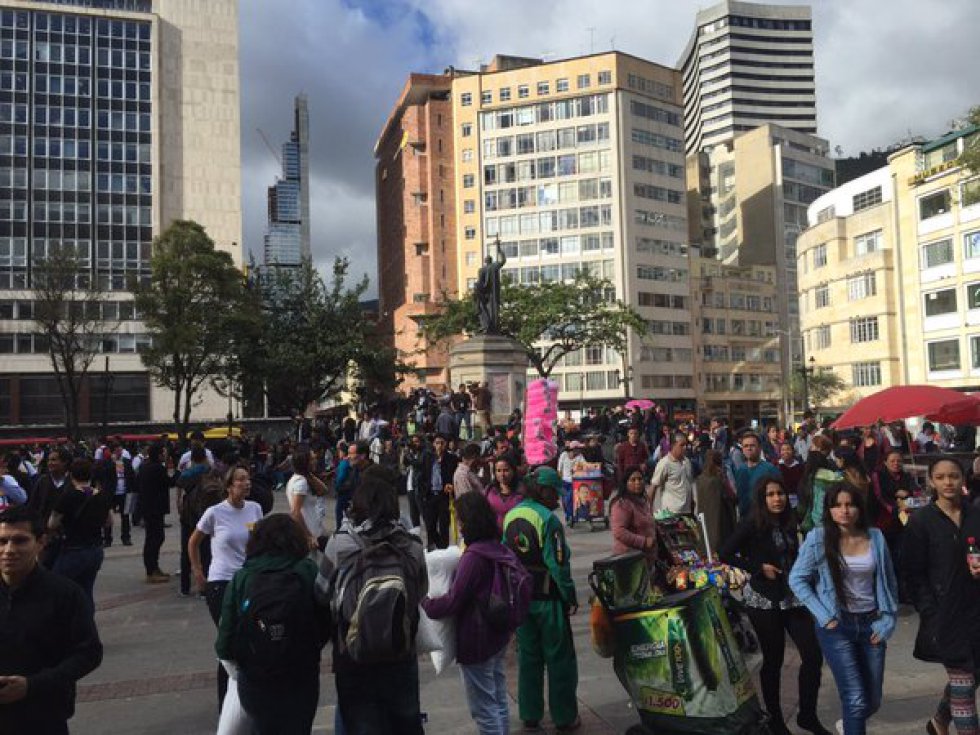 Decenas de bogotanos se concentran desde las 4 de la tarde en la Plazoleta Rosario. Decenas de bogotanos se concentran desde las 4 de la tarde en la Plazoleta Rosario.