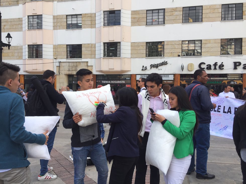 La jornada de la "Última guerra en Colombia" fue convocada por el ex alcalde de Bogotá Antanas Mockus. La jornada de la "Última guerra en Colombia" fue convocada por el ex alcalde de Bogotá Antanas Mockus.