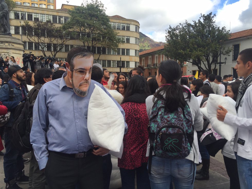 La jornada de la "Última guerra en Colombia" fue convocada por el ex alcalde de Bogotá Antanas Mockus. La jornada de la "Última guerra en Colombia" fue convocada por el ex alcalde de Bogotá Antanas Mockus.