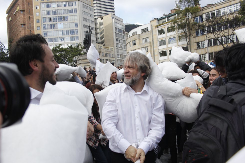 Decenas de bogotanos se concentran desde las 4 de la tarde en la Plazoleta Rosario. Decenas de bogotanos se concentran desde las 4 de la tarde en la Plazoleta Rosario.