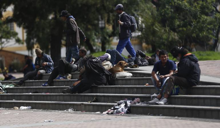 Habitantes De Calle Se Toman La Plaza España: Armados Con Piedras Y ...