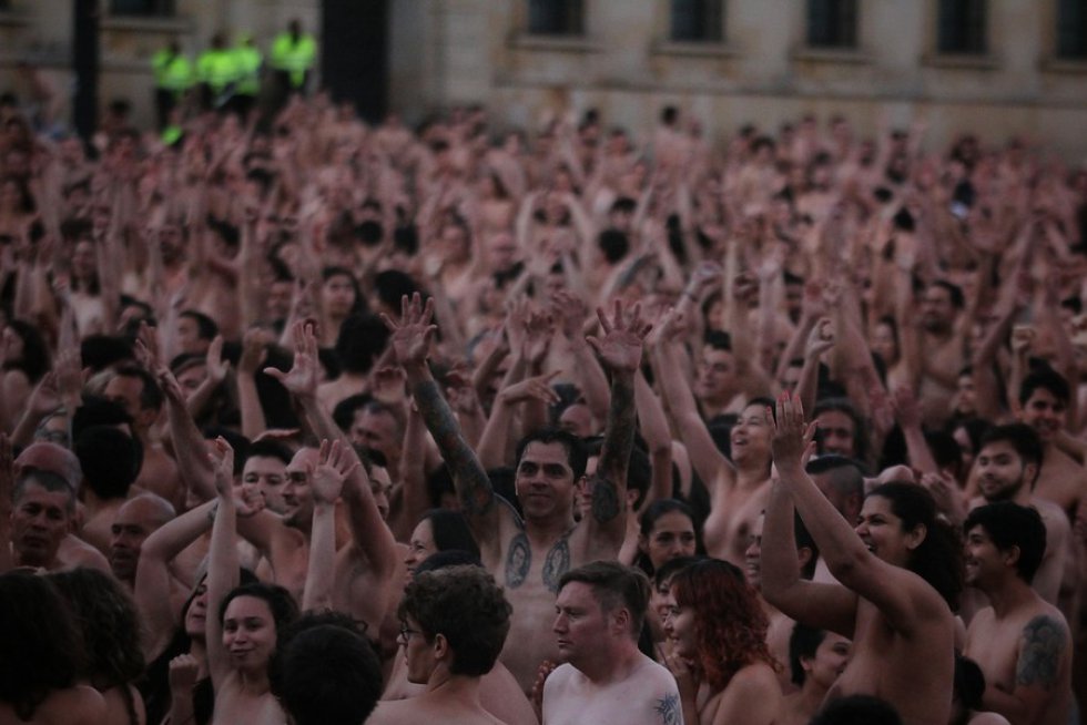 Para Tunick, esta sería una forma de utilizar el cuerpo al margen del crimen y la violencia, y será mucho más fácil al ser un desnudo colectivo que individual. Para Tunick, esta sería una forma de utilizar el cuerpo al margen del crimen y la violencia, y será mucho más fácil al ser un desnudo colectivo que individual.