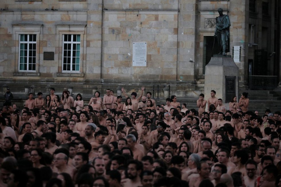 En su convocatoria, el estadounidense llamó a los colombianos a que se quiten la ropa "por un futuro mejor" para su primera foto de desnudos masivos en Bogotá. En su convocatoria, el estadounidense llamó a los colombianos a que se quiten la ropa "por un futuro mejor" para su primera foto de desnudos masivos en Bogotá.